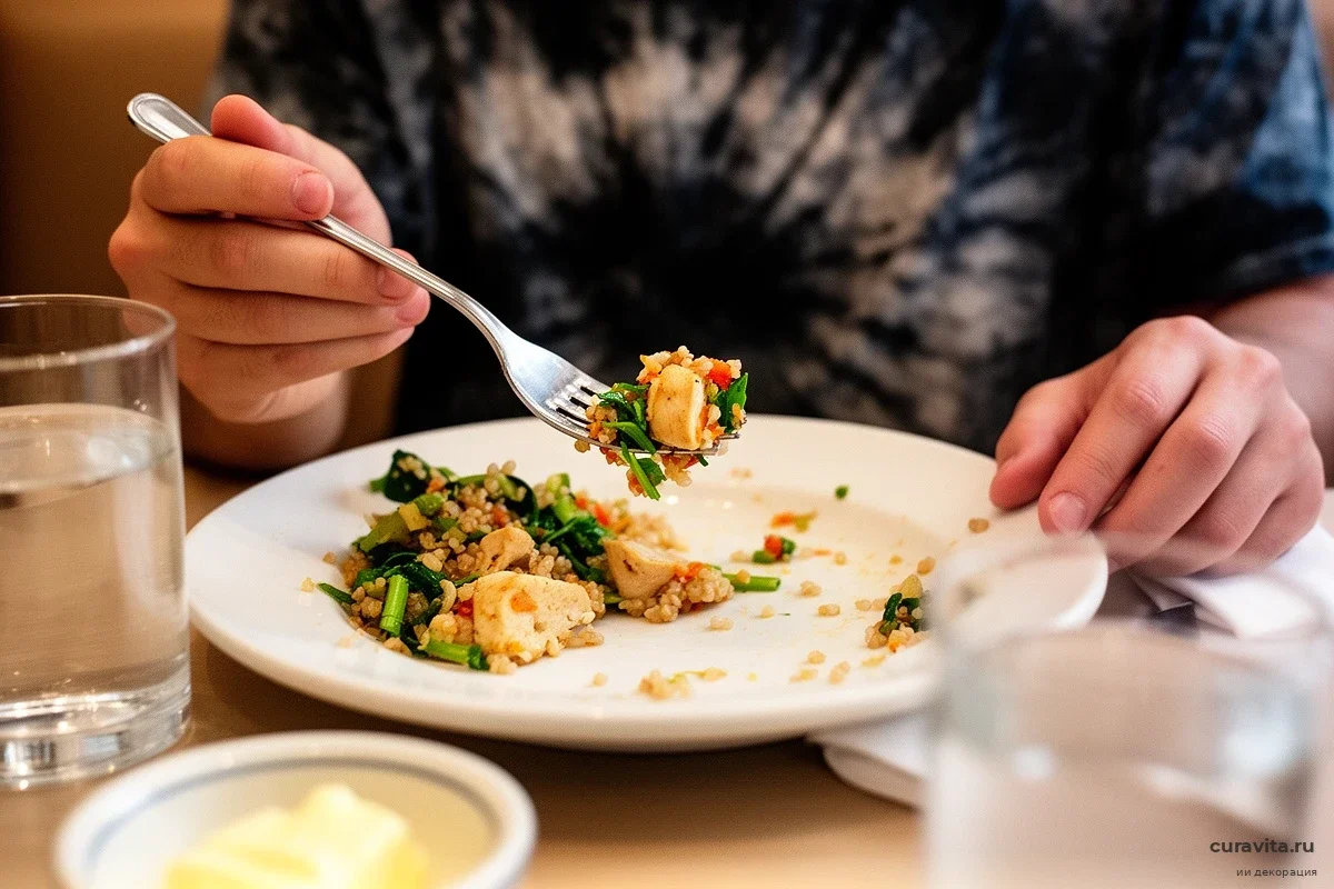 Биотехнолог РОСБИОТЕХа объяснила, почему популярные диеты разрушают гормональный фон